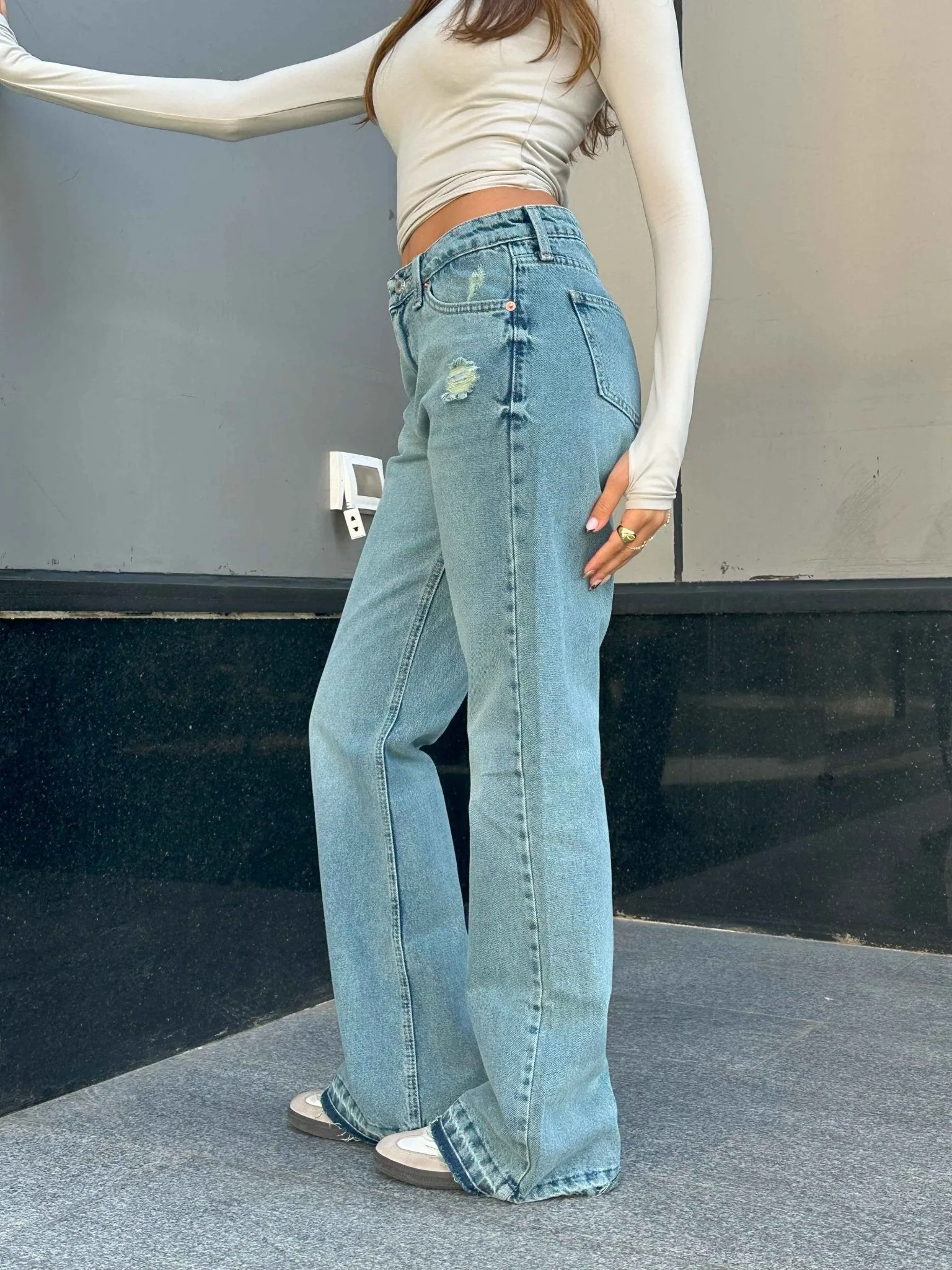 Straight Flared Leg - Low Waist Light Vintage Blue Jeans.